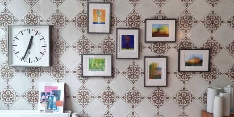 Manufakturen-Blog-PopArt-Projekt: Foto von der Ausstellung im Jahr 2023 im Projektraum 'unverloren' in der Hospitalstraße 91 in Hamburg-Altona (Foto: Wigmar Bressel)