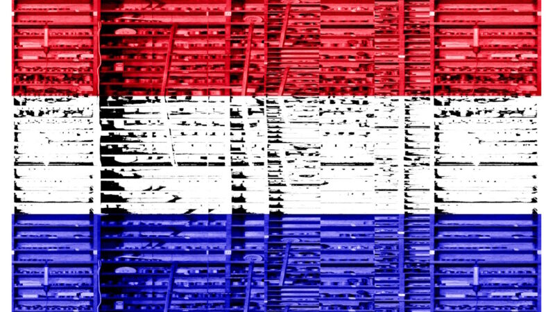 Manufakturen-Blog-PopArt-Projekt: Hochregallager IX (Fahnen), rot / weiß / blau (Foto: Wigmar Bressel) aus der Serie 'Spiegelungen' - Collage, basierend auf einem Foto in der Produktion bei Deumer, der Manufaktur für Orden und Manschettenknöpfe in Lüdenscheid