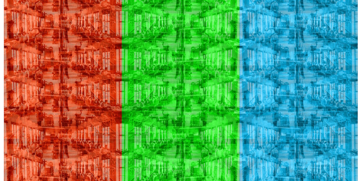 Manufakturen-Blog-PopArt-Projekt: Mitarbeiter VI (Fahnen), rot / grün / blau (Foto: Wigmar Bressel) aus der Serie 'Spiegelungen' - Collage, basierend auf einem historischen Foto aus dem Jahr 1926 in der Silberwarenmanufakur Koch & Bergfeld in Bremen im Kirchweg 200
