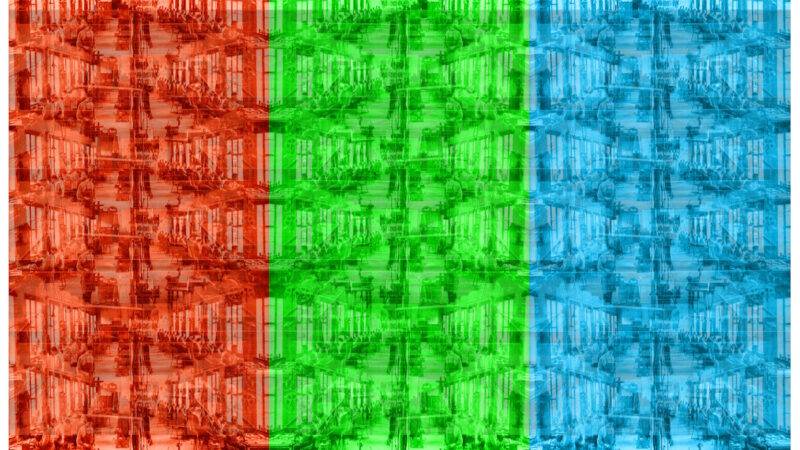 Manufakturen-Blog-PopArt-Projekt: Mitarbeiter VI (Fahnen), rot / grün / blau (Foto: Wigmar Bressel) aus der Serie 'Spiegelungen' - Collage, basierend auf einem historischen Foto aus dem Jahr 1926 in der Silberwarenmanufakur Koch & Bergfeld in Bremen im Kirchweg 200