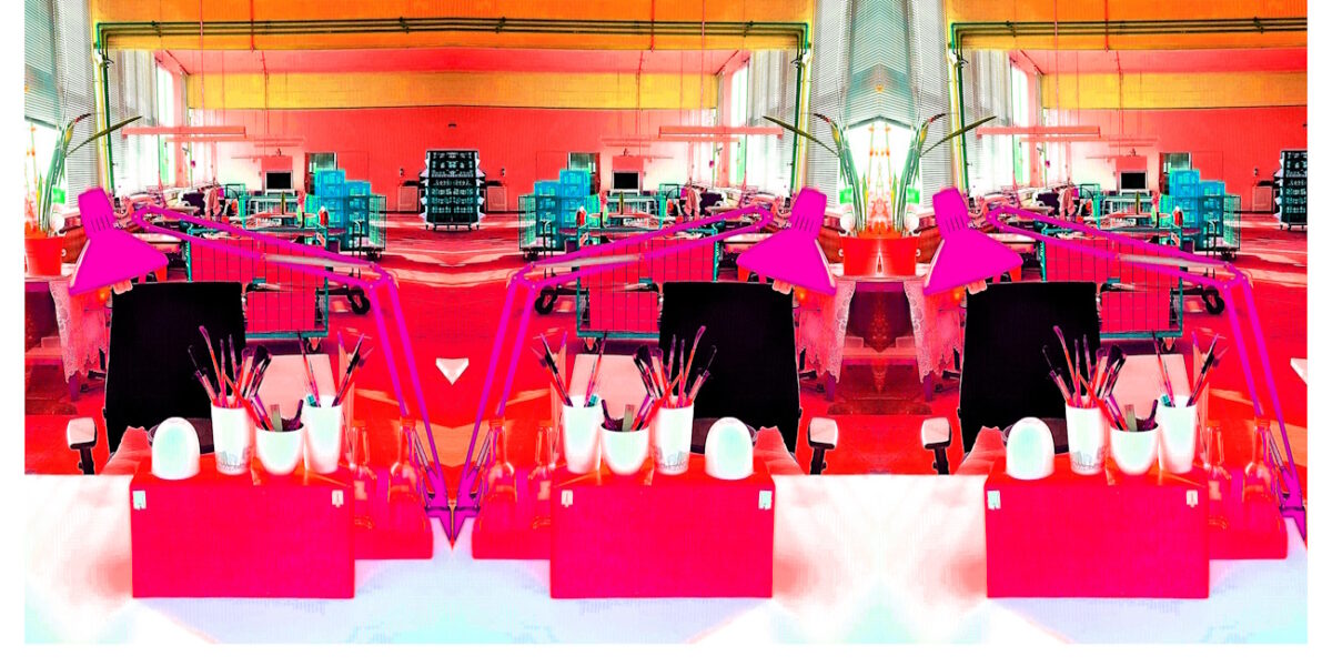 Manufakturen-Blog-PopArt-Projekt: Drei Arbeitsplatzlampen, magenta (Foto: Wigmar Bressel) aus der Serie 'Spiegelungen' - Collage, basierend auf einem Foto in ein Produktionsgebäude der Porzellanmanufaktur Dibbern in Hohenberg an der Eger hinein