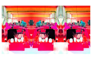 Manufakturen-Blog-PopArt-Projekt: Drei Arbeitsplatzlampen, magenta (Foto: Wigmar Bressel) aus der Serie 'Spiegelungen' - Collage, basierend auf einem Foto in ein Produktionsgebäude der Porzellanmanufaktur Dibbern in Hohenberg an der Eger hinein