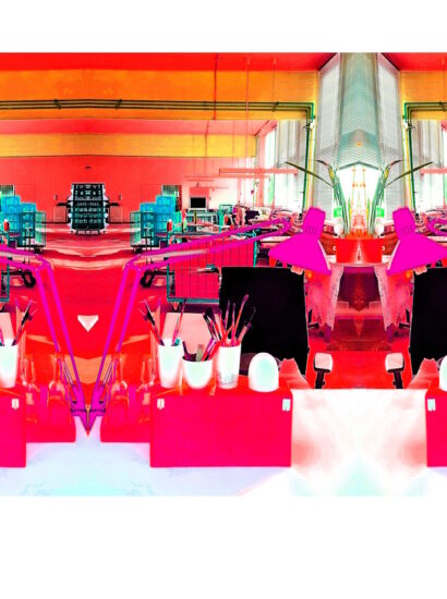 Manufakturen-Blog-PopArt-Projekt: Drei Arbeitsplatzlampen, magenta (Foto: Wigmar Bressel) aus der Serie 'Spiegelungen' - Collage, basierend auf einem Foto in ein Produktionsgebäude der Porzellanmanufaktur Dibbern in Hohenberg an der Eger hinein