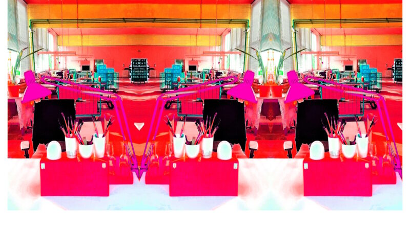 Manufakturen-Blog-PopArt-Projekt: Drei Arbeitsplatzlampen, magenta (Foto: Wigmar Bressel) aus der Serie 'Spiegelungen' - Collage, basierend auf einem Foto in ein Produktionsgebäude der Porzellanmanufaktur Dibbern in Hohenberg an der Eger hinein