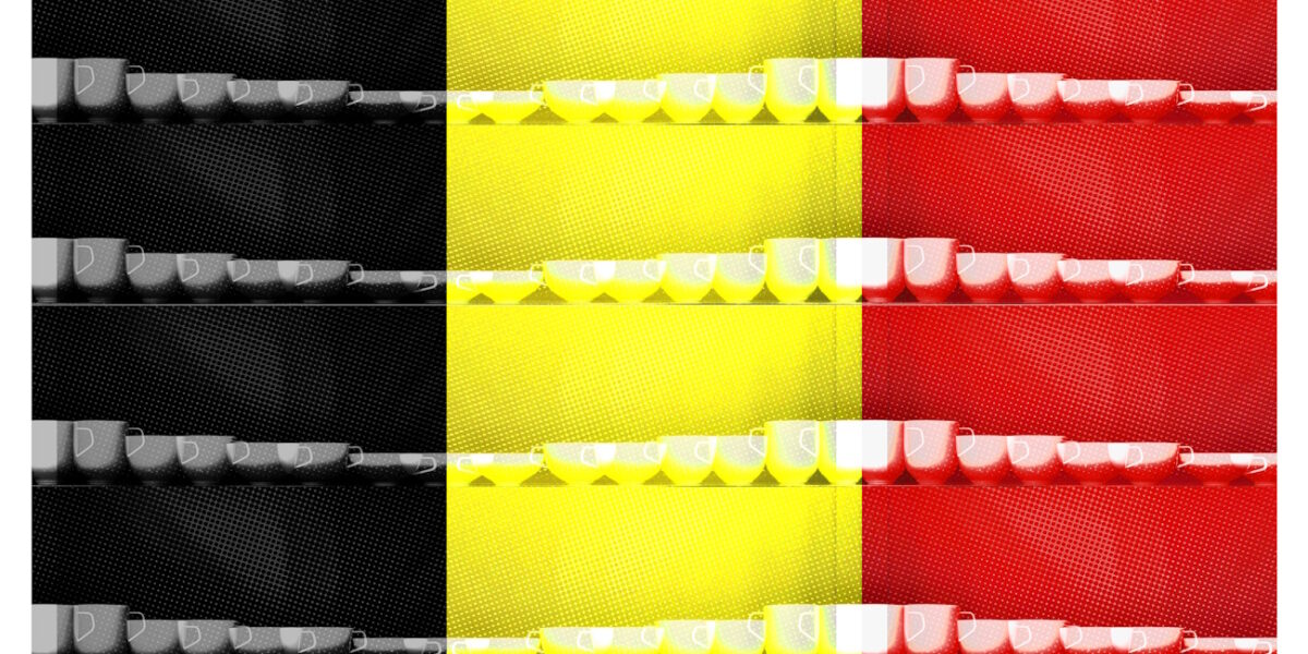 Manufakturen-Blog-PopArt-Projekt: Tassen IV (Fahnen), schwarz / gelb / rot (Foto: Wigmar Bressel) - Collage, basierend auf einem Foto des Modells 'Fluen' von Alfredo Häberli für die niedersächsische Porzellanmanufaktur Fürstenberg