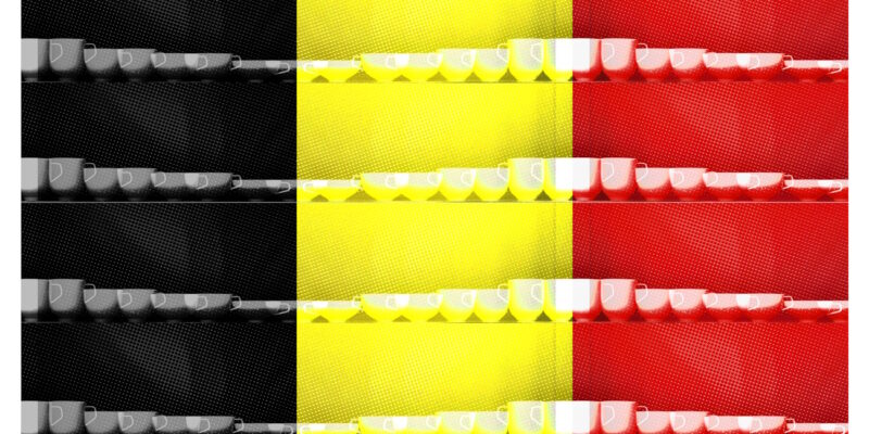 Manufakturen-Blog-PopArt-Projekt: Tassen IV (Fahnen), schwarz / gelb / rot (Foto: Wigmar Bressel) - Collage, basierend auf einem Foto des Modells 'Fluen' von Alfredo Häberli für die niedersächsische Porzellanmanufaktur Fürstenberg