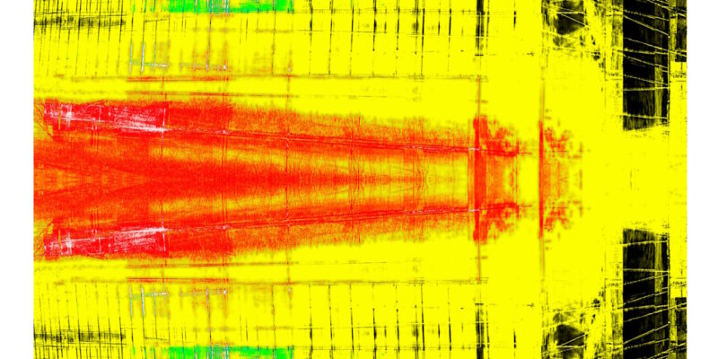 Manufakturen-Blog-PopArt-Projekt: Weimarer Porzellanmanufaktur bei Nacht IV (Heizhaus), gelb (Foto: Wigmar Bressel) aus der Serie 'Spiegelungen' - basierend auf einem Foto des Heizhauses auf dem Hof von Weimar-Porzellan in der Christian-Speck-Straße im thüringischen Blankenhain