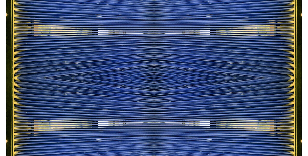 Manufakturen-Blog-PopArt-Projekt: Webstuhl VIII, blau / gelb (Foto: Wigmar Bressel) aus der Serie 'Spiegelungen' - Collage, basierend auf einem Foto an einer der Damastwebmaschinen im Produktionssaal in der Leinenweberei Hoffmann im oberlausitzischen Neukirch