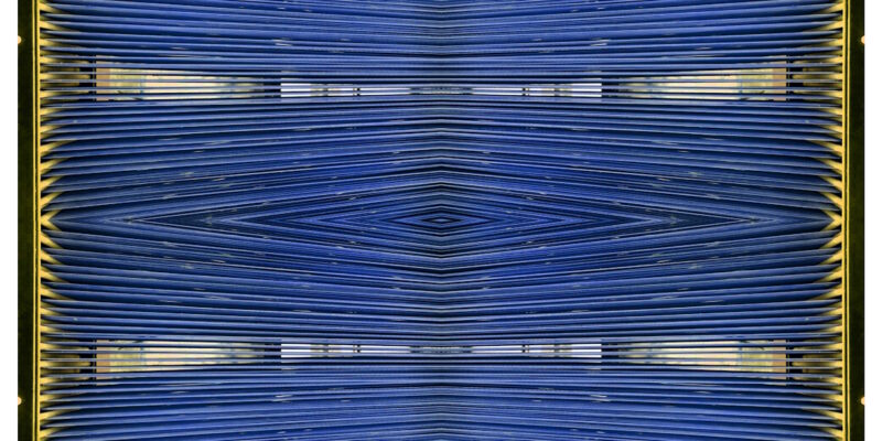 Manufakturen-Blog-PopArt-Projekt: Webstuhl VIII, blau / gelb (Foto: Wigmar Bressel) aus der Serie 'Spiegelungen' - Collage, basierend auf einem Foto an einem der Damastwebmaschinen im Produktionssaal in der Leinenweberei Hoffmann im oberlausitzischen Neukirch