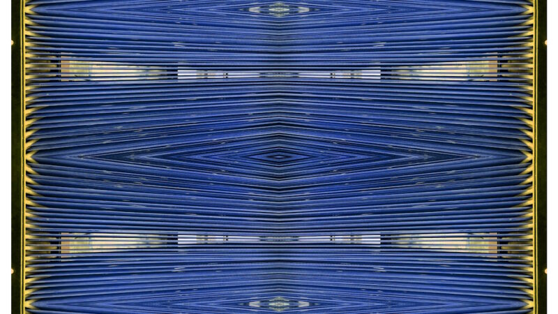 Manufakturen-Blog-PopArt-Projekt: Webstuhl VIII, blau / gelb (Foto: Wigmar Bressel) aus der Serie 'Spiegelungen' - Collage, basierend auf einem Foto an einem der Damastwebmaschinen im Produktionssaal in der Leinenweberei Hoffmann im oberlausitzischen Neukirch