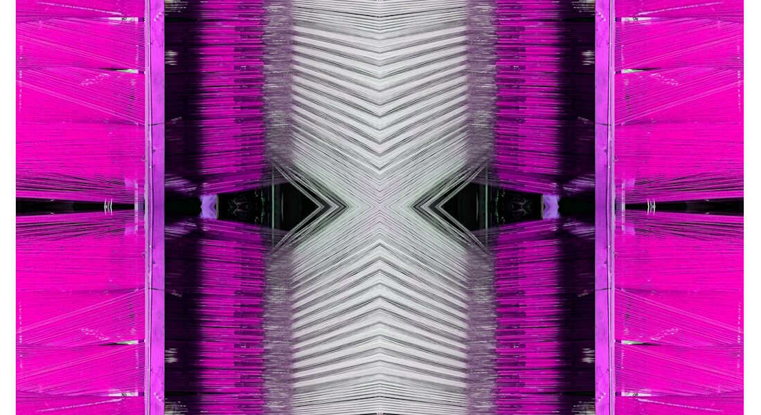 Manufakturen-Blog-PopArt-Projekt: Webstuhl VII, violett / weiß (Foto: Wigmar Bressel) aus der Serie 'Spiegelungen' - Collage, basierend auf einem Foto im Websaal der Leinenweberei Seegers & Sohn in Steinhude am gleichnamigen Meer