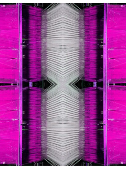 Manufakturen-Blog-PopArt-Projekt: Webstuhl VII, violett / weiß (Foto: Wigmar Bressel) aus der Serie 'Spiegelungen' - Collage, basierend auf einem Foto im Websaal der Leinenweberei Seegers & Sohn in Steinhude am gleichnamigen Meer