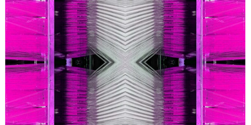 Manufakturen-Blog-PopArt-Projekt: Webstuhl VII, violett / weiß (Foto: Wigmar Bressel) aus der Serie 'Spiegelungen' - Collage, basierend auf einem Foto im Websaal der Leinenweberei Seegers & Sohn in Steinhude am gleichnamigen Meer