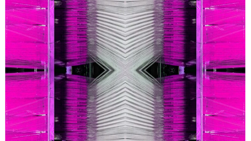 Manufakturen-Blog-PopArt-Projekt: Webstuhl VII, violett / weiß (Foto: Wigmar Bressel) aus der Serie 'Spiegelungen' - Collage, basierend auf einem Foto im Websaal der Leinenweberei Seegers & Sohn in Steinhude am gleichnamigen Meer