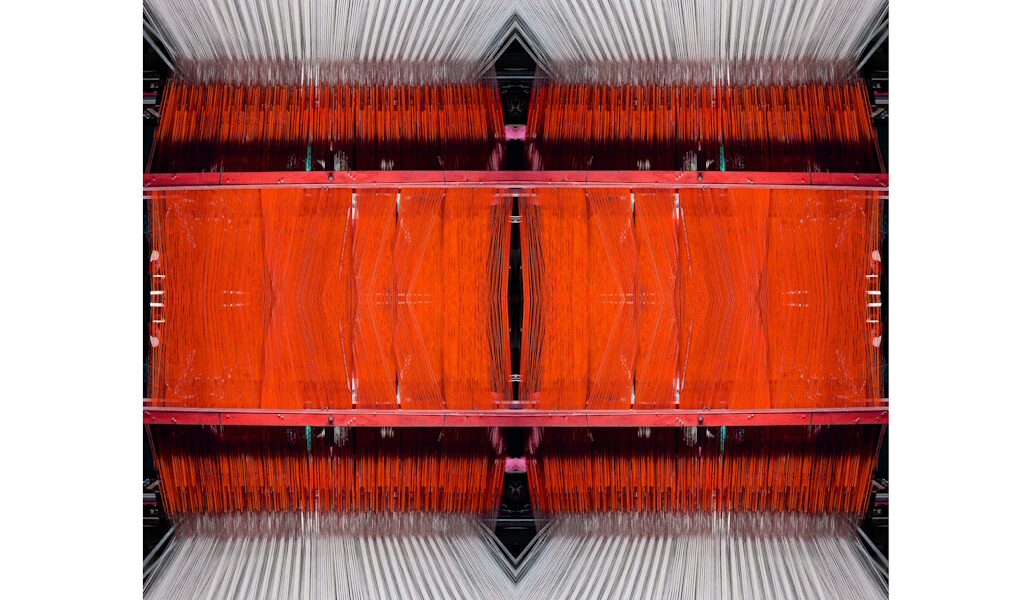 Manufakturen-Blog-PopArt-Projekt: Webstuhl X, orange / weiß (Foto: Wigmar Bressel) aus der Serie 'Spiegelungen' - Collage, basierend auf einem Foto im Websaal der Leinenweberei Seegers & Sohn in Steinhude am Steinhuder Meer