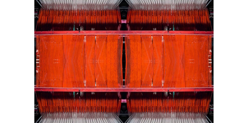 Manufakturen-Blog-PopArt-Projekt: Webstuhl X, orange / weiß (Foto: Wigmar Bressel) aus der Serie 'Spiegelungen' - Collage, basierend auf einem Foto im Websaal der Leinenweberei Seegers & Sohn in Steinhude am Steinhuder Meer
