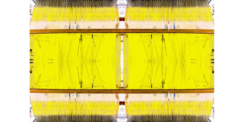 Manufakturen-Blog-PopArt-Projekt: Webstuhl XIII, gelb / anthrazit (Foto: Wigmar Bressel) aus der Serie 'Spiegelungen' und nocheinmal "auf Links gedreht" - Collage, basierend auf einem Foto im Websaal der Leinenweberei Seegers & Sohn in Steinhude am Steinhuder Meer
