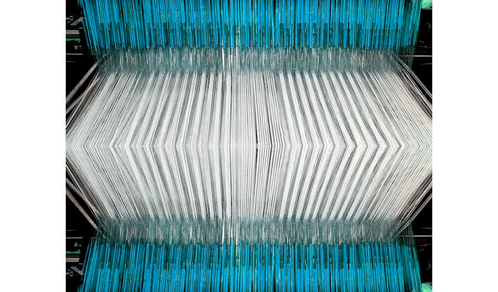 Manufakturen-Blog-PopArt-Projekt: Webstuhl IV, hellblau / weiß (Foto: Wigmar Bressel) aus der Serie 'Spiegelungen' - Collage, basierend auf einem Foto im Websaal der Leinenweberei Seegers & Sohn in Steinhude am gleichnamigen Meer