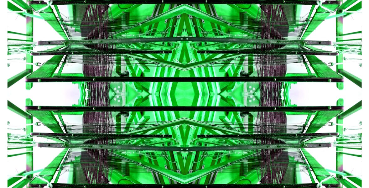 Manufakturen-Blog-PopArt-Projekt: Webstuhl IX, grün / anthrazit (Foto: Wigmar Bressel) aus der Serie 'Spiegelungen' - Collage, basierend auf einem Foto am Webstuhl im Atelier der Webmeisterin Maike Weyrich in Hamburg-Bergedorf