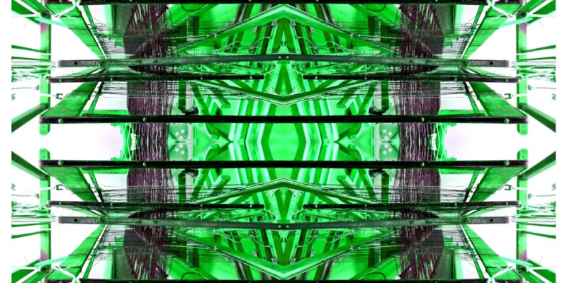 Manufakturen-Blog-PopArt-Projekt: Webstuhl IX, grün / anthrazit (Foto: Wigmar Bressel) aus der Serie 'Spiegelungen' - Collage, basierend auf einem Foto am Webstuhl im Atelier der Webmeisterin Maike Weyrich in Hamburg-Bergedorf