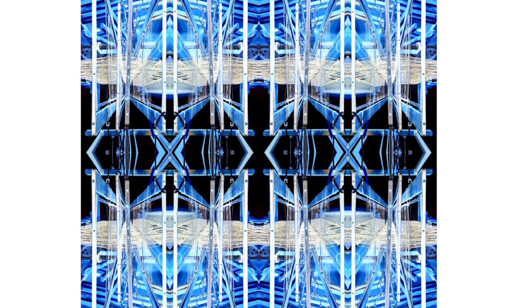 Manufakturen-Blog-PopArt-Projekt: Webstuhl XV, hellblau / schwarz (Foto: Wigmar Bressel) aus der Serie 'Spiegelungen' - Collage, basierend auf einem Foto am Webstuhl im Atelier der Webmeisterin Maike Weyrich in Hamburg-Bergedorf
