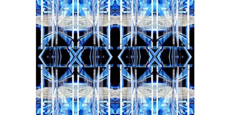 Manufakturen-Blog-PopArt-Projekt: Webstuhl XV, hellblau / schwarz (Foto: Wigmar Bressel) aus der Serie 'Spiegelungen' - Collage, basierend auf einem Foto am Webstuhl im Atelier der Webmeisterin Maike Weyrich in Hamburg-Bergedorf