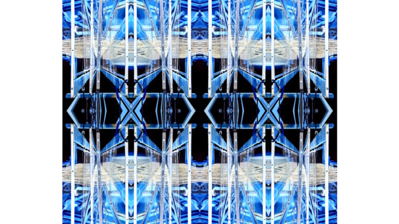 Manufakturen-Blog-PopArt-Projekt: Webstuhl XV, hellblau / schwarz (Foto: Wigmar Bressel) aus der Serie 'Spiegelungen' - Collage, basierend auf einem Foto am Webstuhl im Atelier der Webmeisterin Maike Weyrich in Hamburg-Bergedorf