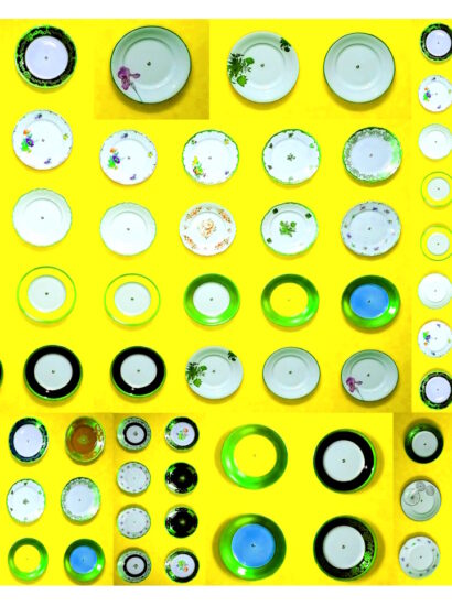 Manufakturen-Blog-PopArt-Projekt: Teller XIII (Fahnen), gelb (Foto: Wigmar Bressel) aus der Serie 'Spiegelungen' - Collage, basierend auf einem Foto bei Weimar-Porzellan, der Porzellanmanufaktur in Blankenhain; es handelt sich um Teller an einer Wand mit historischen Dekoren aus mehr als 200 Jahren der langen Firmengeschichte (1790 - 2018)...