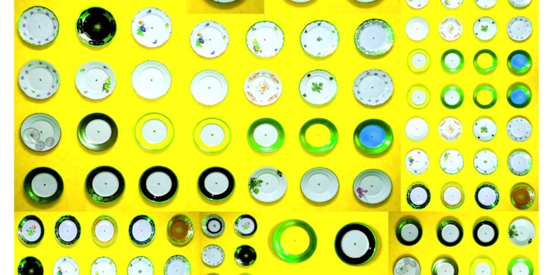 Manufakturen-Blog-PopArt-Projekt: Teller XIII (Fahnen), gelb (Foto: Wigmar Bressel) aus der Serie 'Spiegelungen' - Collage, basierend auf einem Foto bei Weimar-Porzellan, der Porzellanmanufaktur in Blankenhain; es handelt sich um Teller an einer Wand mit historischen Dekoren aus mehr als 200 Jahren der langen Firmengeschichte (1790 - 2018)...