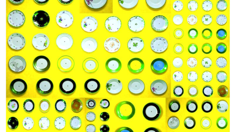 Manufakturen-Blog-PopArt-Projekt: Teller XIII (Fahnen), gelb (Foto: Wigmar Bressel) aus der Serie 'Spiegelungen' - Collage, basierend auf einem Foto bei Weimar-Porzellan, der Porzellanmanufaktur in Blankenhain; es handelt sich um Teller an einer Wand mit historischen Dekoren aus mehr als 200 Jahren der langen Firmengeschichte (1790 - 2018)...