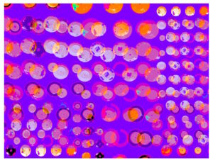 Manufakturen-Blog-PopArt-Projekt: Teller XV, lila / orange / weiß (Foto: Wigmar Bressel) aus der Serie 'Spiegelungen' - Collage, basierend auf einem Foto bei Weimar-Porzellan, der Porzellanmanufaktur in Blankenhain; es handelt sich um Teller an einer Wand mit historischen Dekoren aus mehr als 200 Jahren der langen Firmengeschichte (1790 - 2018)...
