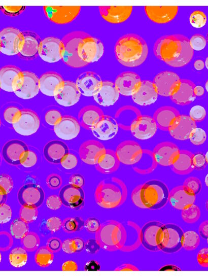 Manufakturen-Blog-PopArt-Projekt: Teller XV, lila / orange / weiß (Foto: Wigmar Bressel) aus der Serie 'Spiegelungen' - Collage, basierend auf einem Foto bei Weimar-Porzellan, der Porzellanmanufaktur in Blankenhain; es handelt sich um Teller an einer Wand mit historischen Dekoren aus mehr als 200 Jahren der langen Firmengeschichte (1790 - 2018)...