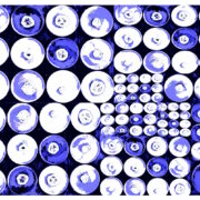 Manufakturen-Blog-PopArt-Projekt: Teller XVII (Fahnen), "Delfter Blau" (Foto: Wigmar Bressel) aus der Serie 'Spiegelungen' - Collage, basierend auf einem Foto von Kathrin Ritzi-Schaufelberger von Tellern des eidgenössischen Ritziporzellan aus Kradolf