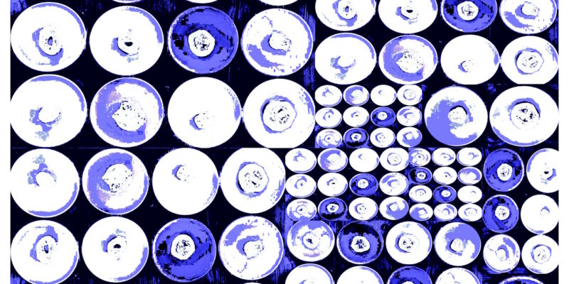 Manufakturen-Blog-PopArt-Projekt: Teller XVII (Fahnen), "Delfter Blau" (Foto: Wigmar Bressel) aus der Serie 'Spiegelungen' - Collage, basierend auf einem Foto von Kathrin Ritzi-Schaufelberger von Tellern des eidgenössischen Ritziporzellan aus Kradolf