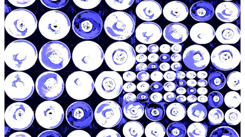 Manufakturen-Blog-PopArt-Projekt: Teller XVII (Fahnen), "Delfter Blau" (Foto: Wigmar Bressel) aus der Serie 'Spiegelungen' - Collage, basierend auf einem Foto von Kathrin Ritzi-Schaufelberger von Tellern des eidgenössischen Ritziporzellan aus Kradolf