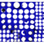 Manufakturen-Blog-PopArt-Projekt: Teller XIX (Fahnen), ultramarienblau (Foto: Wigmar Bressel) aus der Serie 'Spiegelungen' - Collage, basierend auf einem Foto bei Weimar-Porzellan, der Porzellanmanufaktur in Blankenhain; es handelt sich um Teller an einer Wand mit historischen Dekoren aus mehr als 200 Jahren der langen Firmengeschichte (1790 - 2018)...