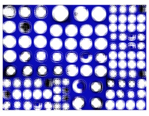Manufakturen-Blog-PopArt-Projekt: Teller XIX (Fahnen), ultramarienblau (Foto: Wigmar Bressel) aus der Serie 'Spiegelungen' - Collage, basierend auf einem Foto bei Weimar-Porzellan, der Porzellanmanufaktur in Blankenhain; es handelt sich um Teller an einer Wand mit historischen Dekoren aus mehr als 200 Jahren der langen Firmengeschichte (1790 - 2018)...