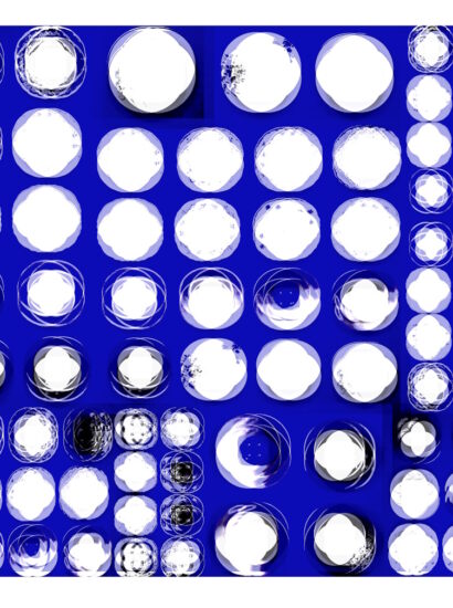 Manufakturen-Blog-PopArt-Projekt: Teller XIX (Fahnen), ultramarienblau (Foto: Wigmar Bressel) aus der Serie 'Spiegelungen' - Collage, basierend auf einem Foto bei Weimar-Porzellan, der Porzellanmanufaktur in Blankenhain; es handelt sich um Teller an einer Wand mit historischen Dekoren aus mehr als 200 Jahren der langen Firmengeschichte (1790 - 2018)...