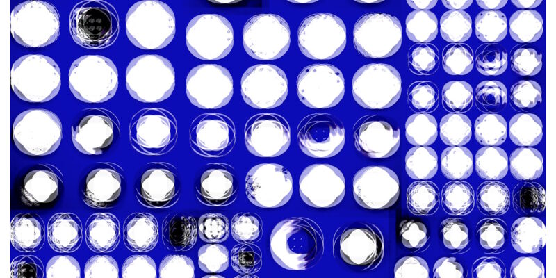Manufakturen-Blog-PopArt-Projekt: Teller XIX (Fahnen), ultramarienblau (Foto: Wigmar Bressel) aus der Serie 'Spiegelungen' - Collage, basierend auf einem Foto bei Weimar-Porzellan, der Porzellanmanufaktur in Blankenhain; es handelt sich um Teller an einer Wand mit historischen Dekoren aus mehr als 200 Jahren der langen Firmengeschichte (1790 - 2018)...