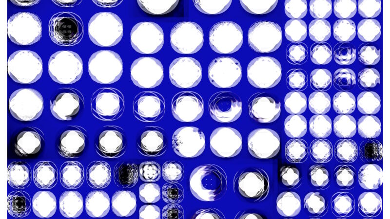 Manufakturen-Blog-PopArt-Projekt: Teller XIX (Fahnen), ultramarienblau (Foto: Wigmar Bressel) aus der Serie 'Spiegelungen' - Collage, basierend auf einem Foto bei Weimar-Porzellan, der Porzellanmanufaktur in Blankenhain; es handelt sich um Teller an einer Wand mit historischen Dekoren aus mehr als 200 Jahren der langen Firmengeschichte (1790 - 2018)...