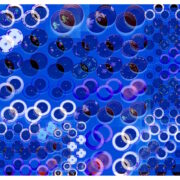 Manufakturen-Blog-PopArt-Projekt: Teller XVIII, blau / weiß / bordeaux (Foto: Wigmar Bressel) aus der Serie 'Spiegelungen' nocheinmal "auf Links gedreht" - Collage, basierend auf einem Foto bei Weimar-Porzellan, der Porzellanmanufaktur in Blankenhain; es handelt sich um Teller an einer Wand mit historischen Dekoren aus mehr als 200 Jahren der langen Firmengeschichte (1790 - 2018)...