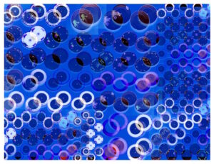 Manufakturen-Blog-PopArt-Projekt: Teller XVIII, blau / weiß / bordeaux (Foto: Wigmar Bressel) aus der Serie 'Spiegelungen' - Collage, basierend auf einem Foto bei Weimar-Porzellan, der Porzellanmanufaktur in Blankenhain; es handelt sich um Teller an einer Wand mit historischen Dekoren aus mehr als 200 Jahren der langen Firmengeschichte (1790 - 2018)...
