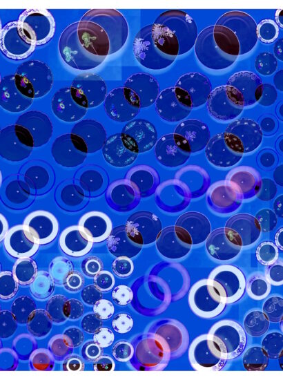 Manufakturen-Blog-PopArt-Projekt: Teller XVIII, blau / weiß / bordeaux (Foto: Wigmar Bressel) aus der Serie 'Spiegelungen' nocheinmal "auf Links gedreht" - Collage, basierend auf einem Foto bei Weimar-Porzellan, der Porzellanmanufaktur in Blankenhain; es handelt sich um Teller an einer Wand mit historischen Dekoren aus mehr als 200 Jahren der langen Firmengeschichte (1790 - 2018)...
