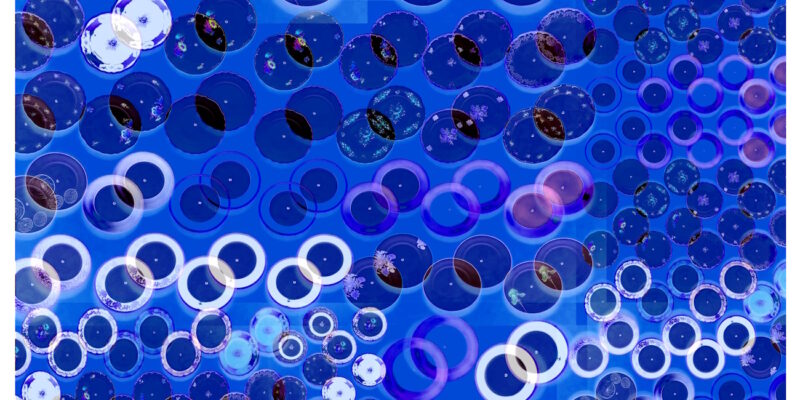 Manufakturen-Blog-PopArt-Projekt: Teller XVIII, blau / weiß / bordeaux (Foto: Wigmar Bressel) aus der Serie 'Spiegelungen' nocheinmal "auf Links gedreht" - Collage, basierend auf einem Foto bei Weimar-Porzellan, der Porzellanmanufaktur in Blankenhain; es handelt sich um Teller an einer Wand mit historischen Dekoren aus mehr als 200 Jahren der langen Firmengeschichte (1790 - 2018)...