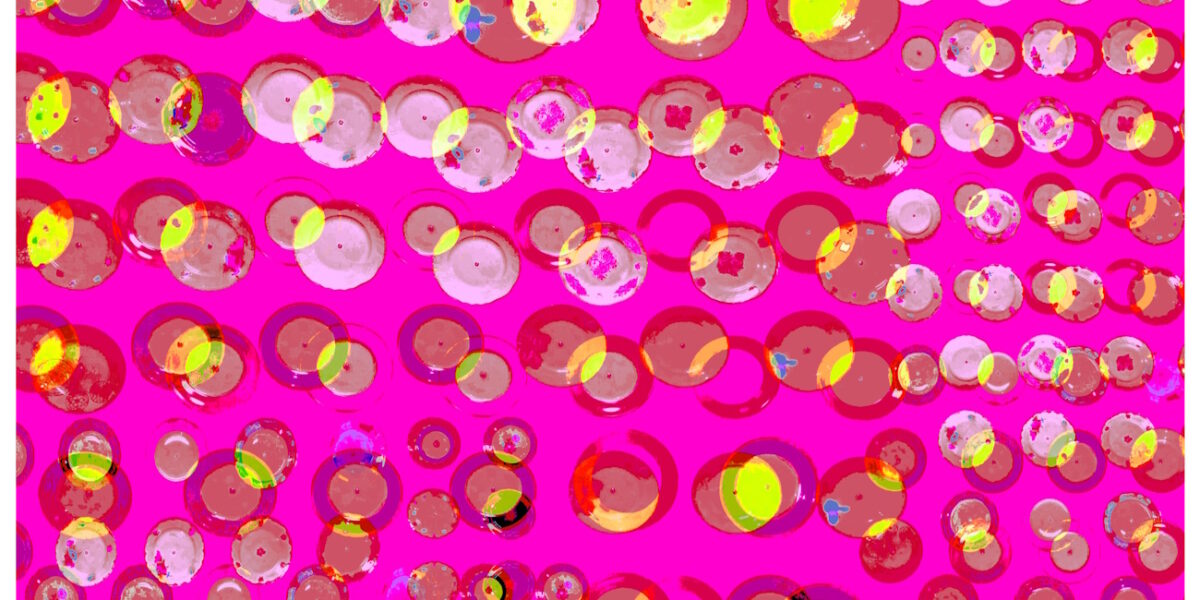 Manufakturen-Blog-PopArt-Projekt: Teller XV, pink / gelb / weiß (Foto: Wigmar Bressel) aus der Serie 'Spiegelungen' - Collage, basierend auf einem Foto bei Weimar-Porzellan, der Porzellanmanufaktur in Blankenhain; es handelt sich um Teller an einer Wand mit historischen Dekoren aus mehr als 200 Jahren der langen Firmengeschichte (1790 - 2018)...