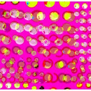 Manufakturen-Blog-PopArt-Projekt: Teller XV, pink / gelb / weiß (Foto: Wigmar Bressel) aus der Serie 'Spiegelungen' - Collage, basierend auf einem Foto bei Weimar-Porzellan, der Porzellanmanufaktur in Blankenhain; es handelt sich um Teller an einer Wand mit historischen Dekoren aus mehr als 200 Jahren der langen Firmengeschichte (1790 - 2018)...