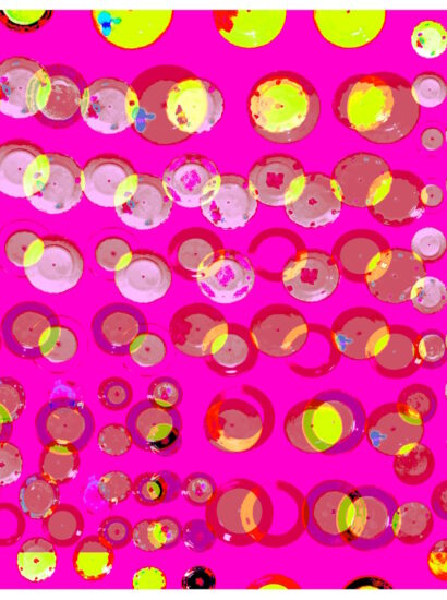 Manufakturen-Blog-PopArt-Projekt: Teller XV, pink / gelb / weiß (Foto: Wigmar Bressel) aus der Serie 'Spiegelungen' - Collage, basierend auf einem Foto bei Weimar-Porzellan, der Porzellanmanufaktur in Blankenhain; es handelt sich um Teller an einer Wand mit historischen Dekoren aus mehr als 200 Jahren der langen Firmengeschichte (1790 - 2018)...