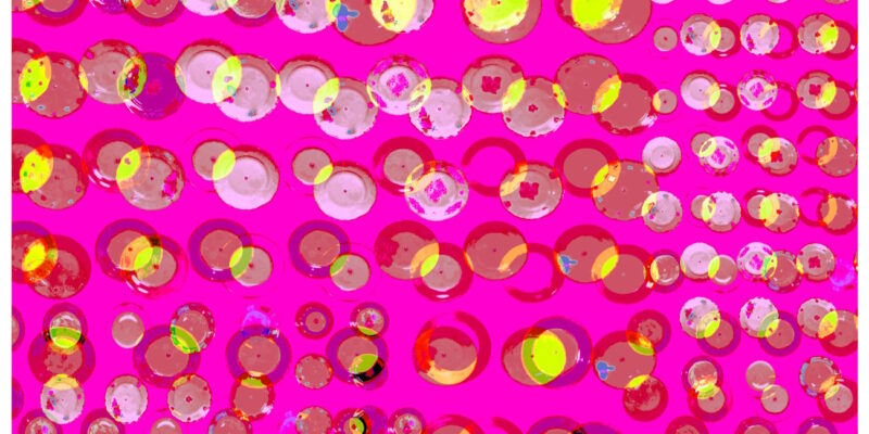 Manufakturen-Blog-PopArt-Projekt: Teller XV, pink / gelb / weiß (Foto: Wigmar Bressel) aus der Serie 'Spiegelungen' - Collage, basierend auf einem Foto bei Weimar-Porzellan, der Porzellanmanufaktur in Blankenhain; es handelt sich um Teller an einer Wand mit historischen Dekoren aus mehr als 200 Jahren der langen Firmengeschichte (1790 - 2018)...
